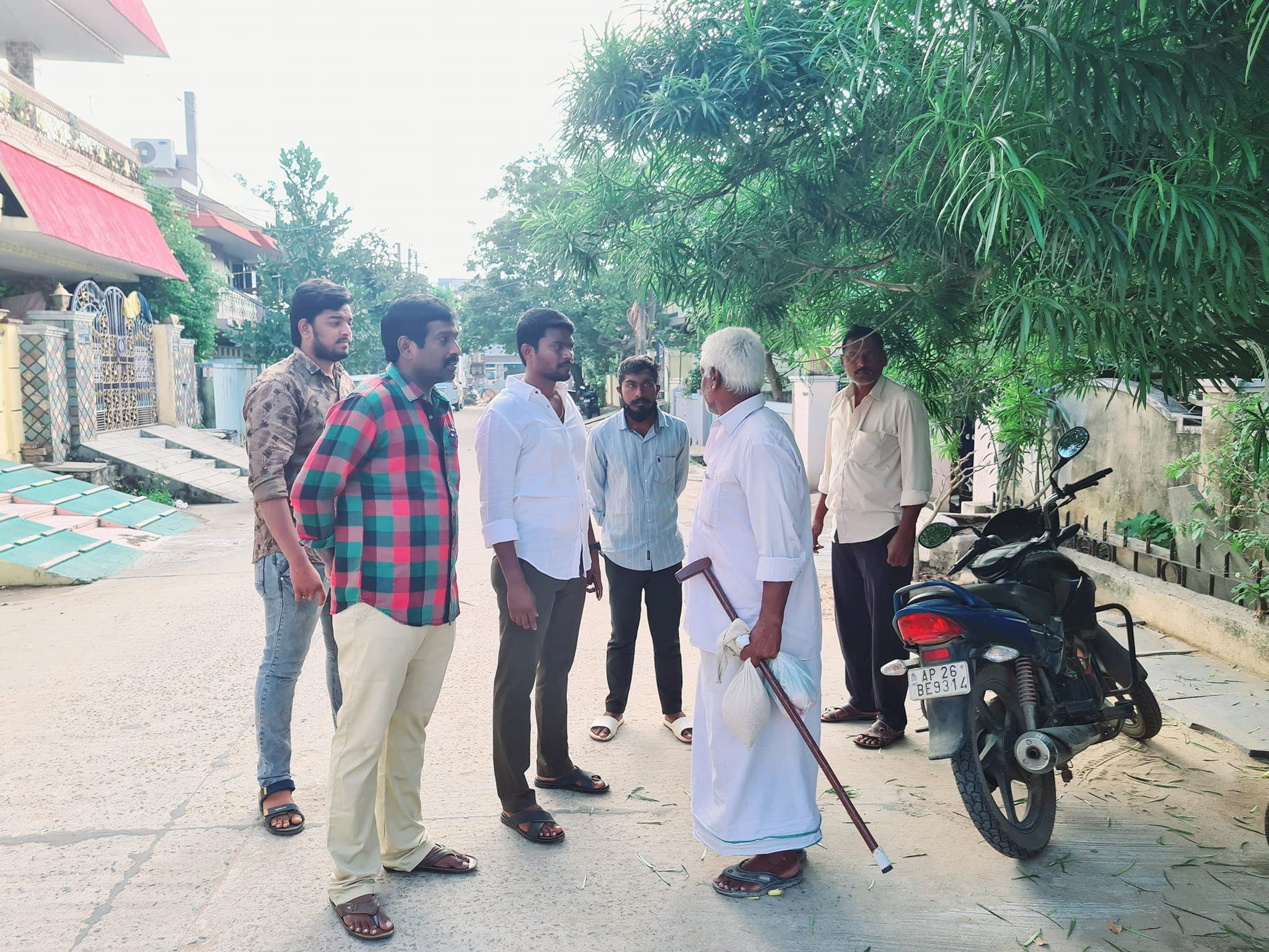 పబ్లిక్ మీటింగ్ - చిత్రం 74