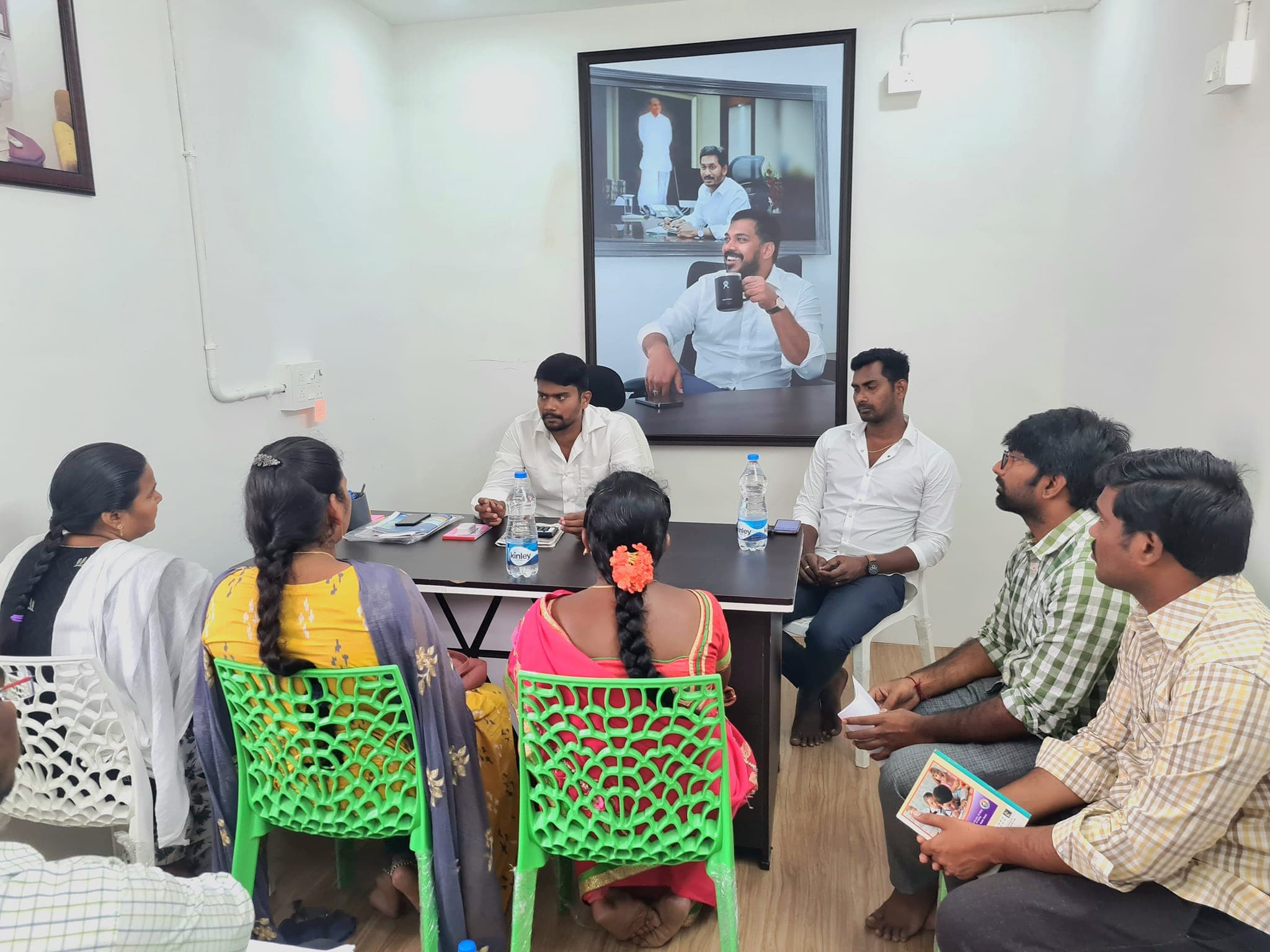 పబ్లిక్ మీటింగ్ - చిత్రం 76