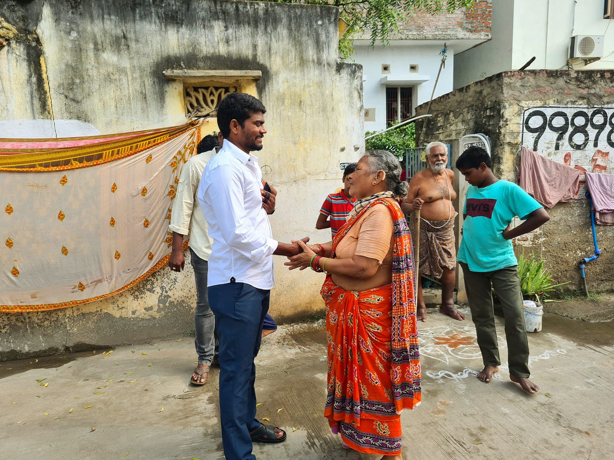 పబ్లిక్ మీటింగ్ - చిత్రం 77