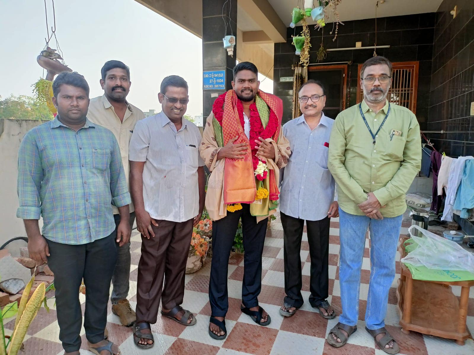 పబ్లిక్ మీటింగ్ - చిత్రం 83