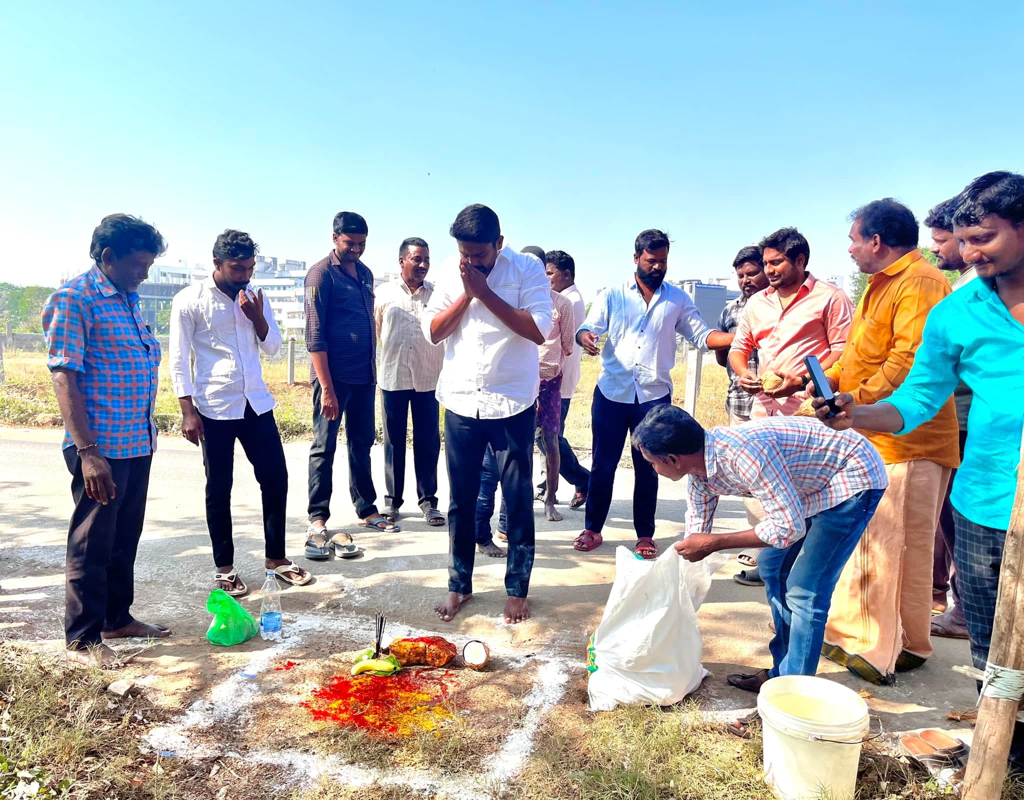 పబ్లిక్ మీటింగ్ - చిత్రం 85