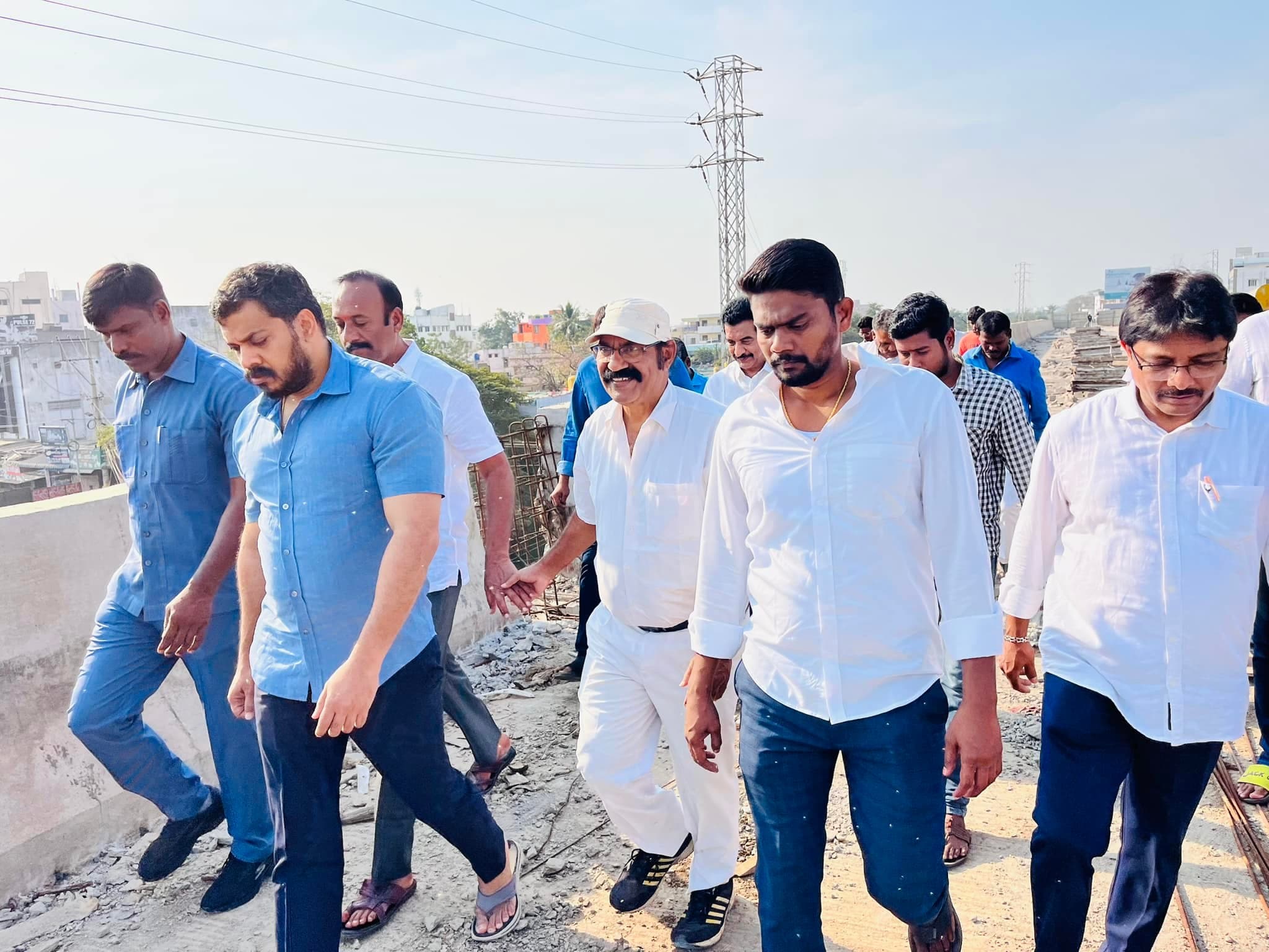 పబ్లిక్ మీటింగ్ - చిత్రం 90