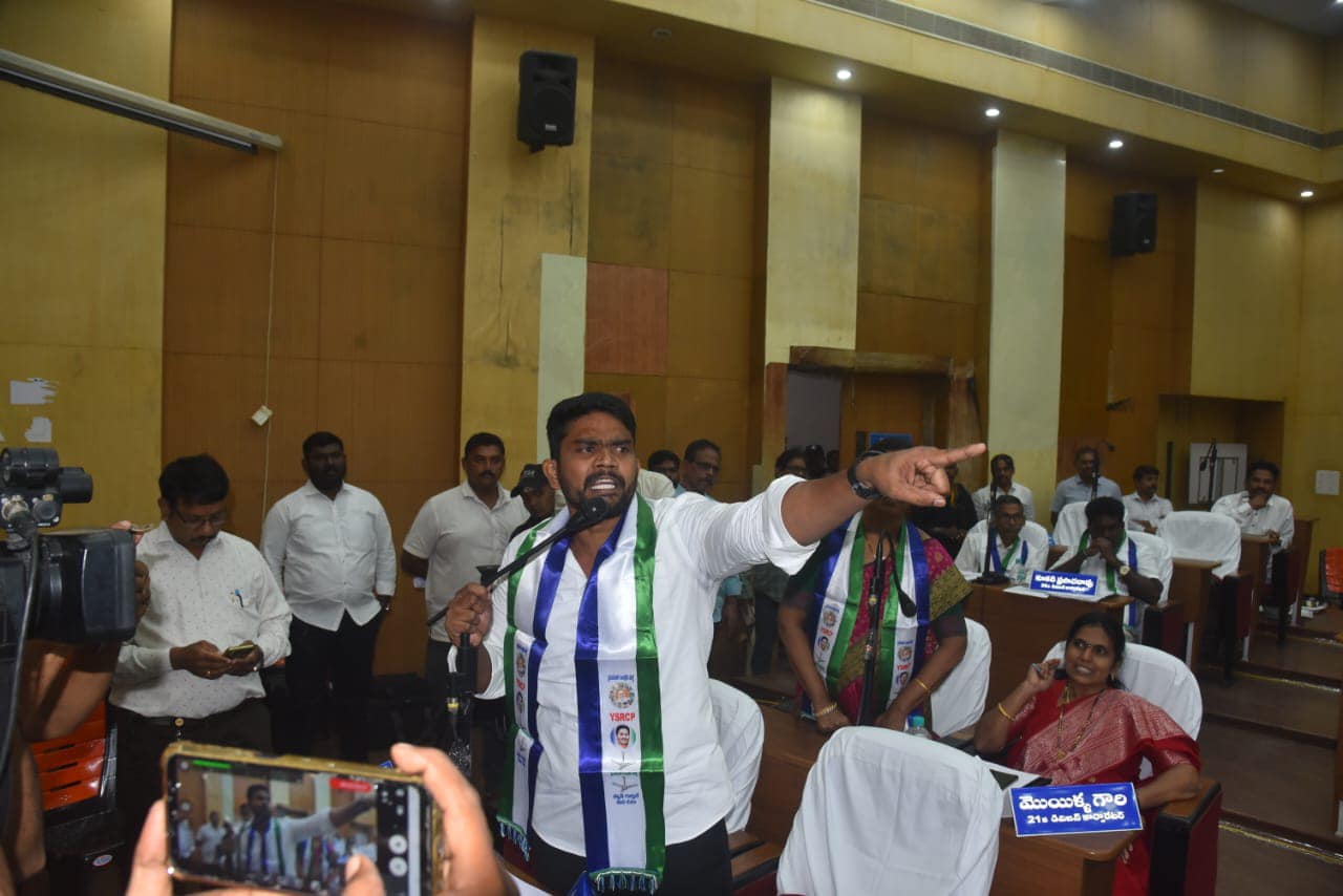 పబ్లిక్ మీటింగ్ - చిత్రం 112