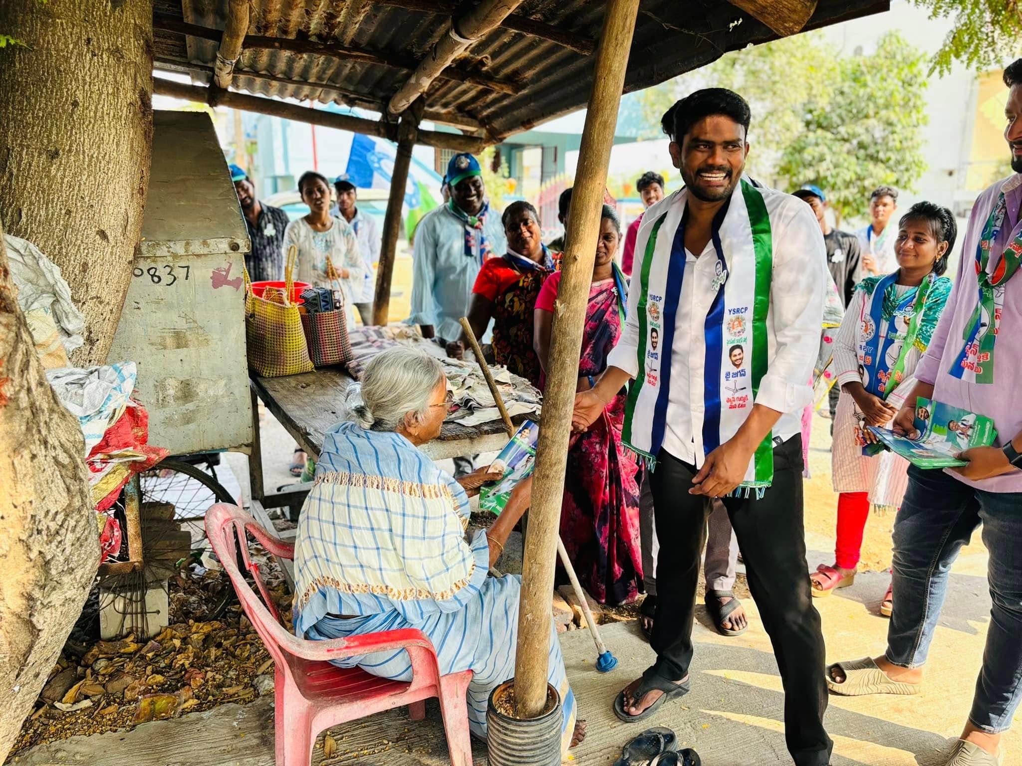 పబ్లిక్ మీటింగ్ - చిత్రం 117