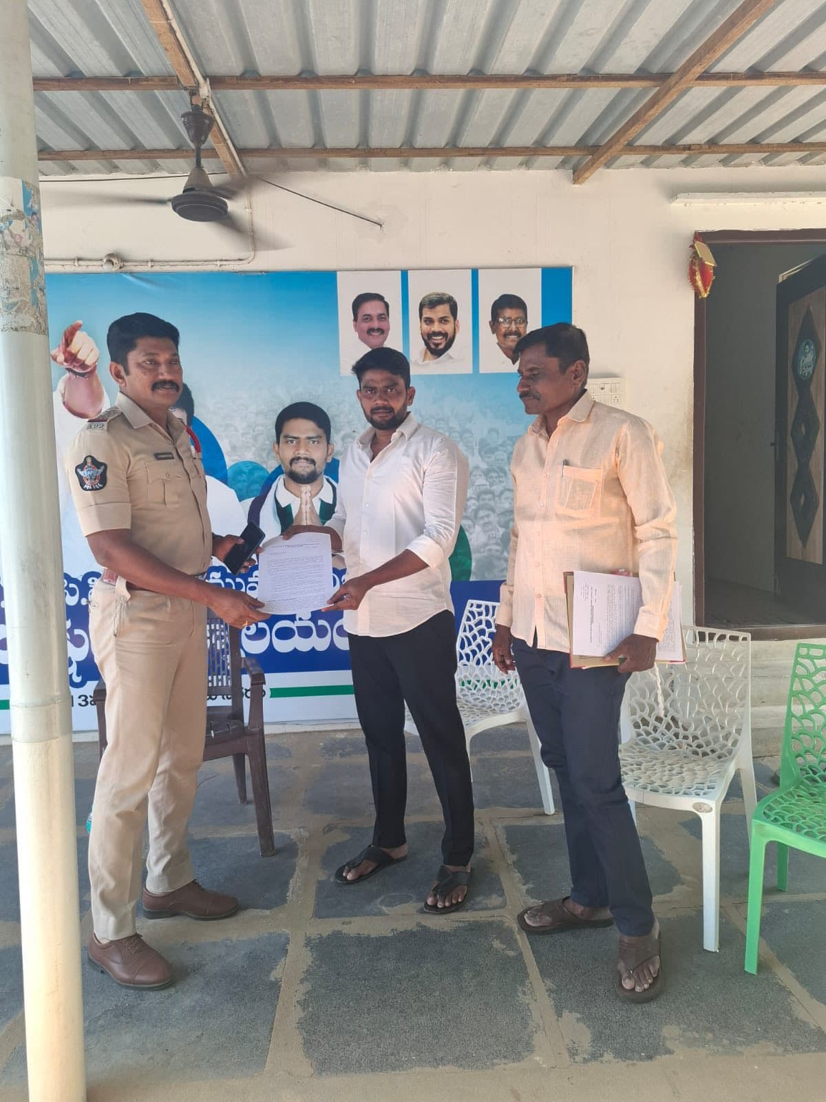 పబ్లిక్ మీటింగ్ - చిత్రం 130