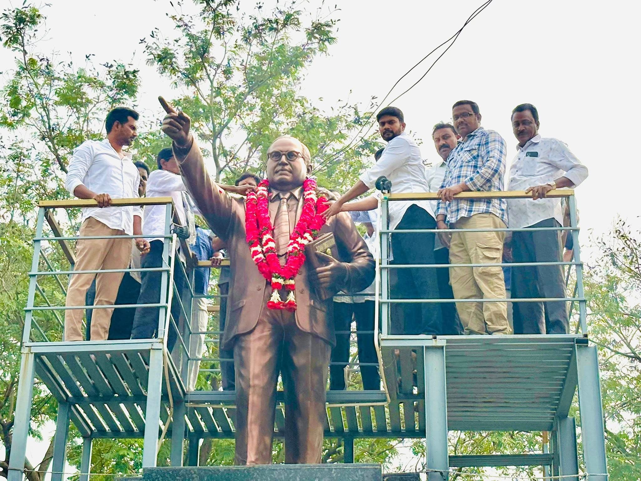 పబ్లిక్ మీటింగ్ - చిత్రం 137