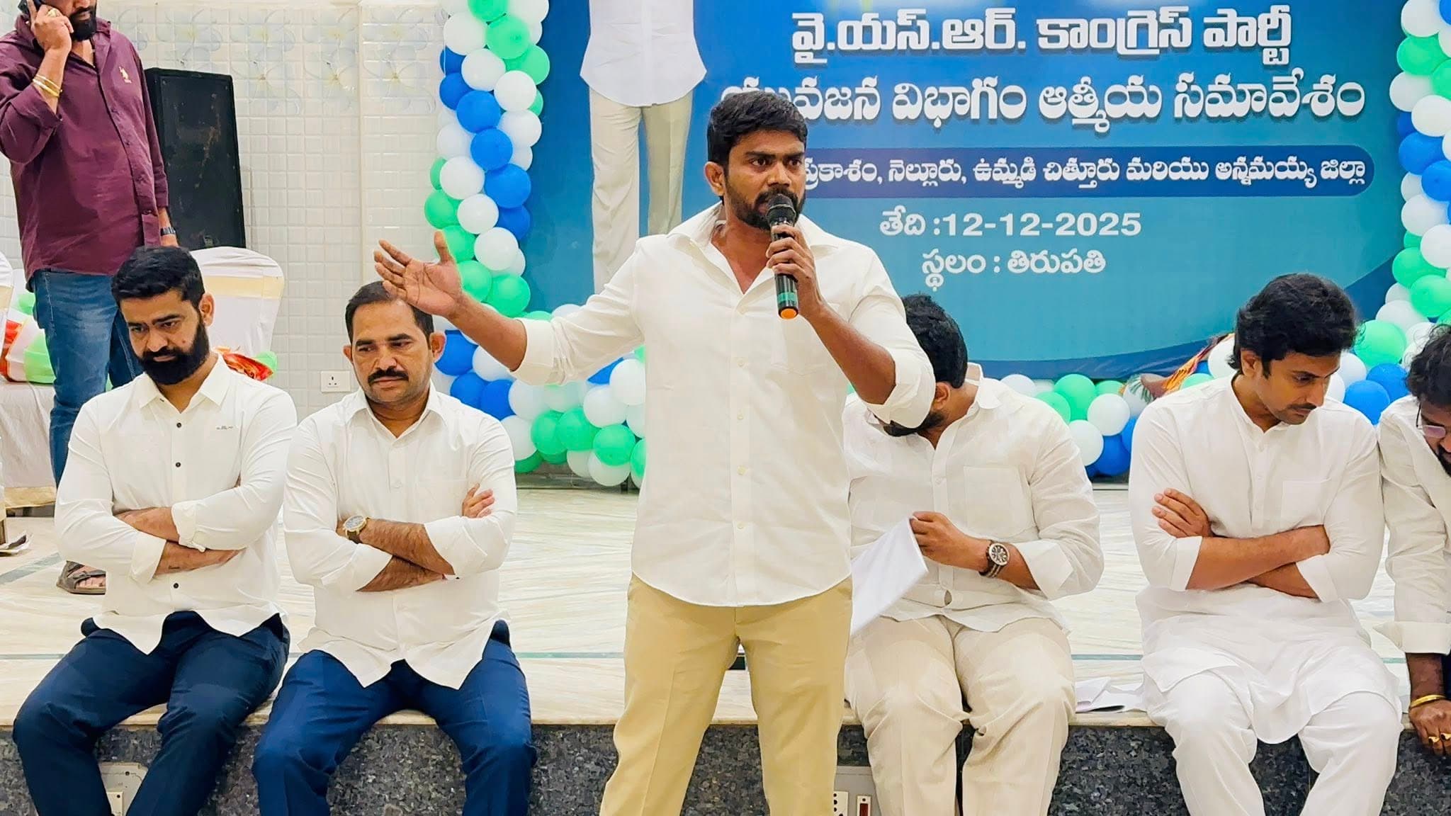 పబ్లిక్ మీటింగ్ - చిత్రం 139